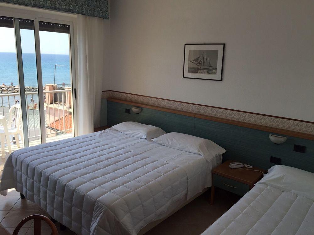 Hotel Croce Di Malta Imperia Buitenkant foto