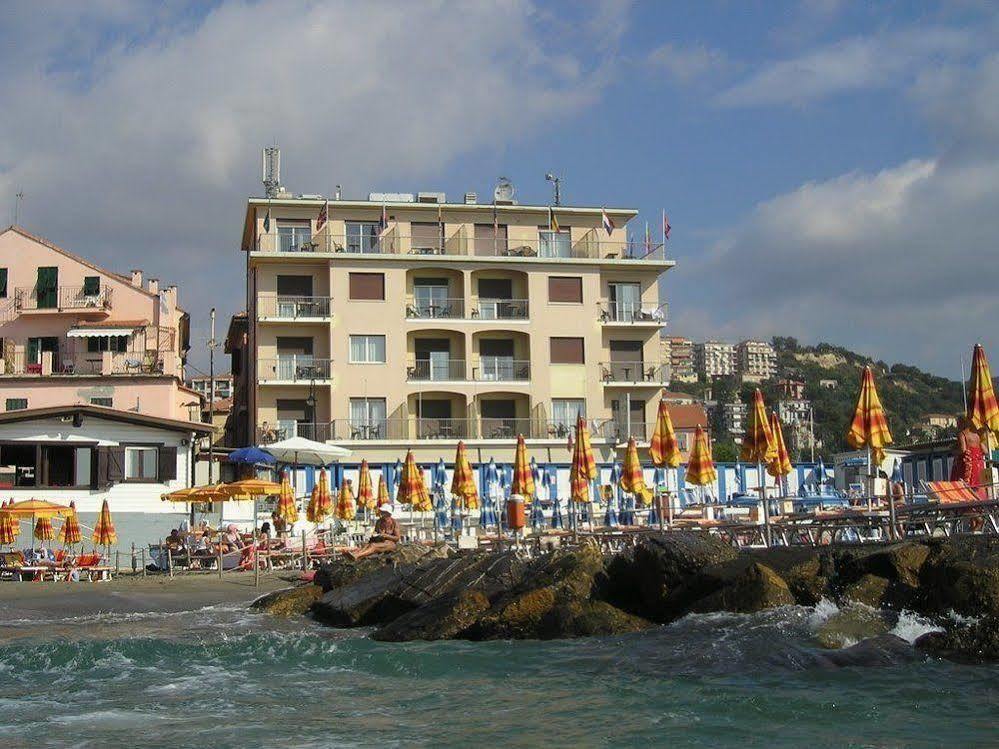 Hotel Croce Di Malta Imperia Buitenkant foto